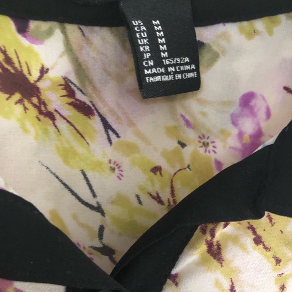 Forever 21 Womens Blouse Size Medium White Black Purple Floral Button Up Top - Picture 4 of 4